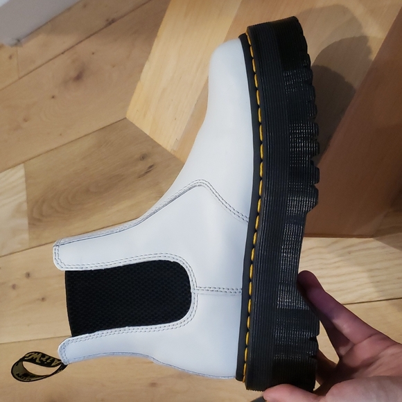 Like new 2976 quad white leather chelsea Dr Martens platform boots 7 U.S. - Picture 4 of 11